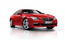 Красный BMW 6 series на белом фоне